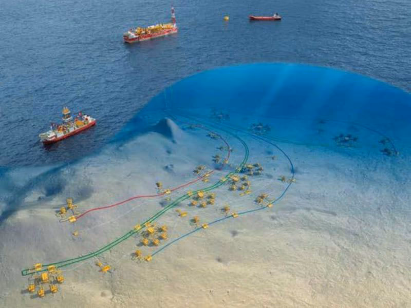 Inginer evaluând instalațiile la apus, în context Neptun